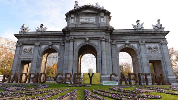 Greenpeace vandaliza el emblema de «Madrid Green Capital» con una furgoneta contaminante
