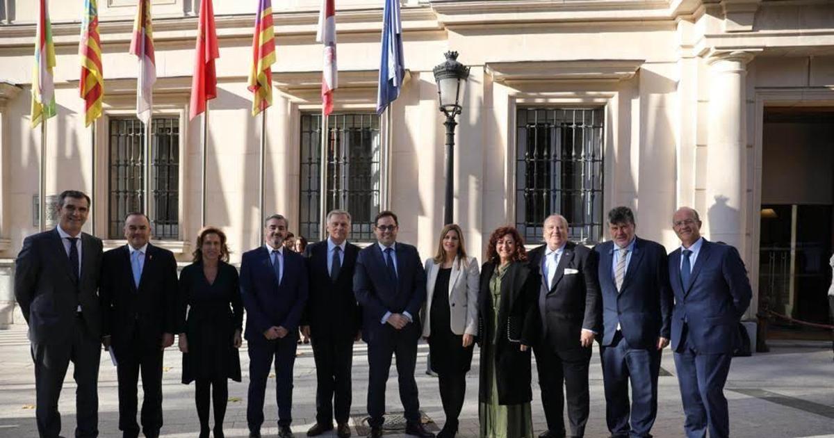 Sobre estas líneas Paco Núñez y Carolina Agudo con los nueve senadores del PP en Castilla-La Mancha; arriba, Núñez con los siete diputados