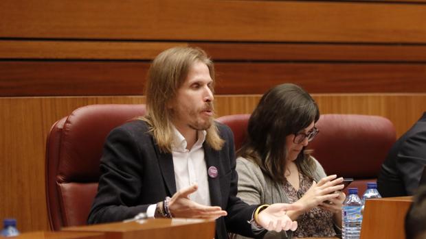 El portavoz de Podemos compara a la consejera de Sanidad con el «Ángel de la muerte» nazi