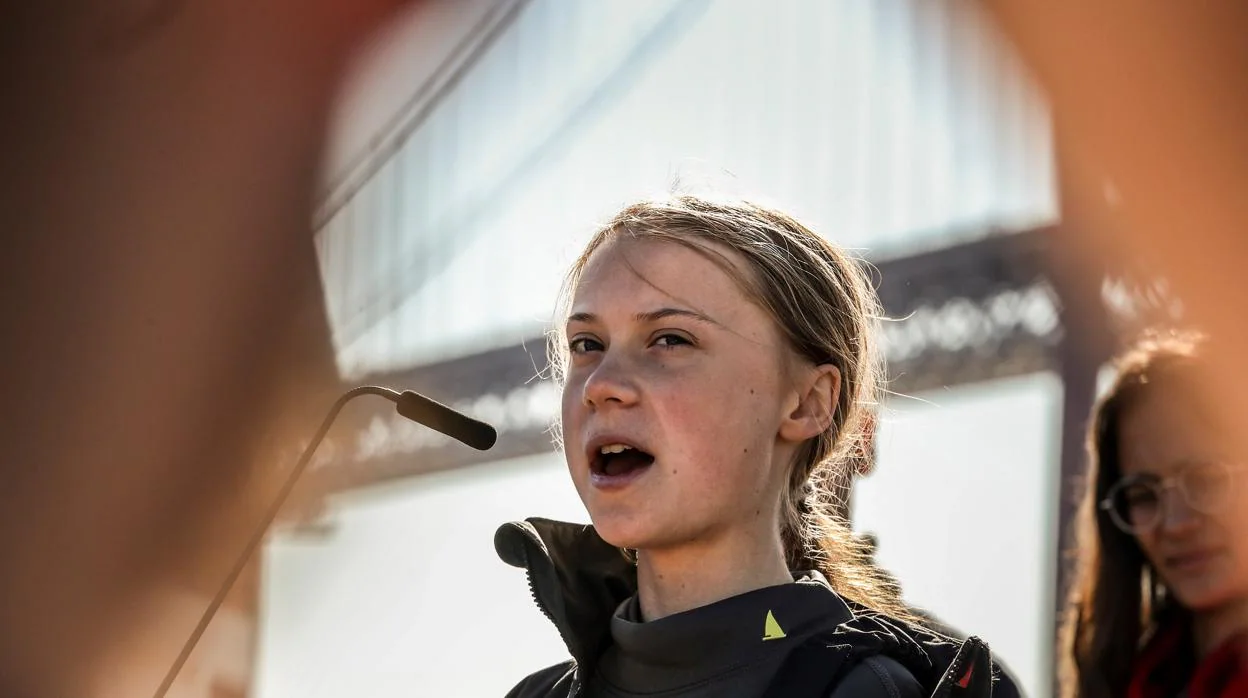 La joven activista sueca Greta Thunberg pronuncia un discurso a su llegada a Lisboa