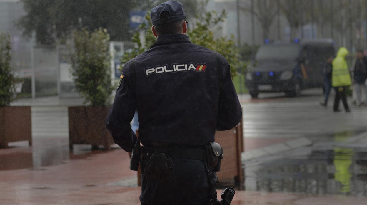 Un policía en Ifema, donde se celebra la Cumbre del Clima