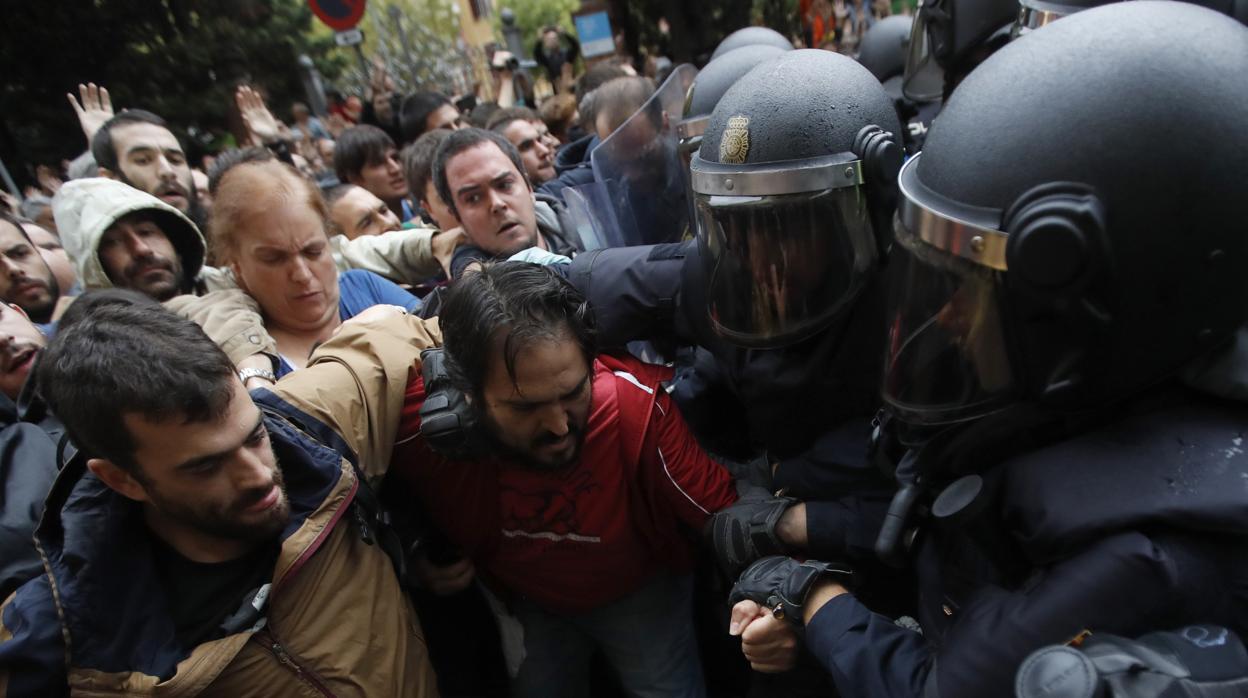 Cargas policiales ante el referéndum ilegal del 1 de octubre de 2017