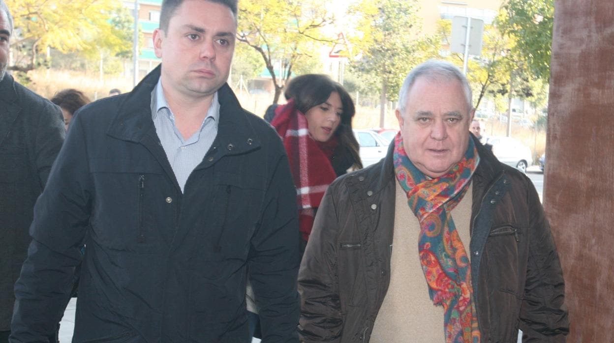 El extesorero de CDC Andreu Viloca (a la derecha) antes de comparecer en el juzgado de El Vendrell en 2017