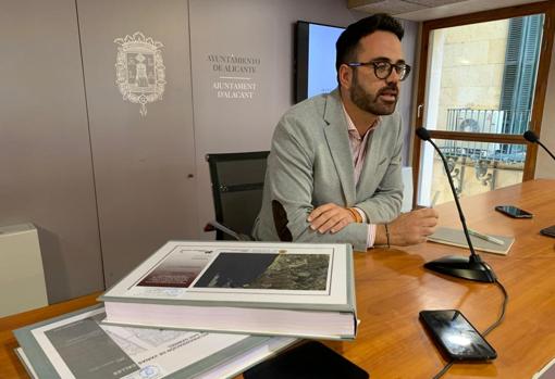 El concejal de Urbanismo, Adrián Santos, presentando el proyecto