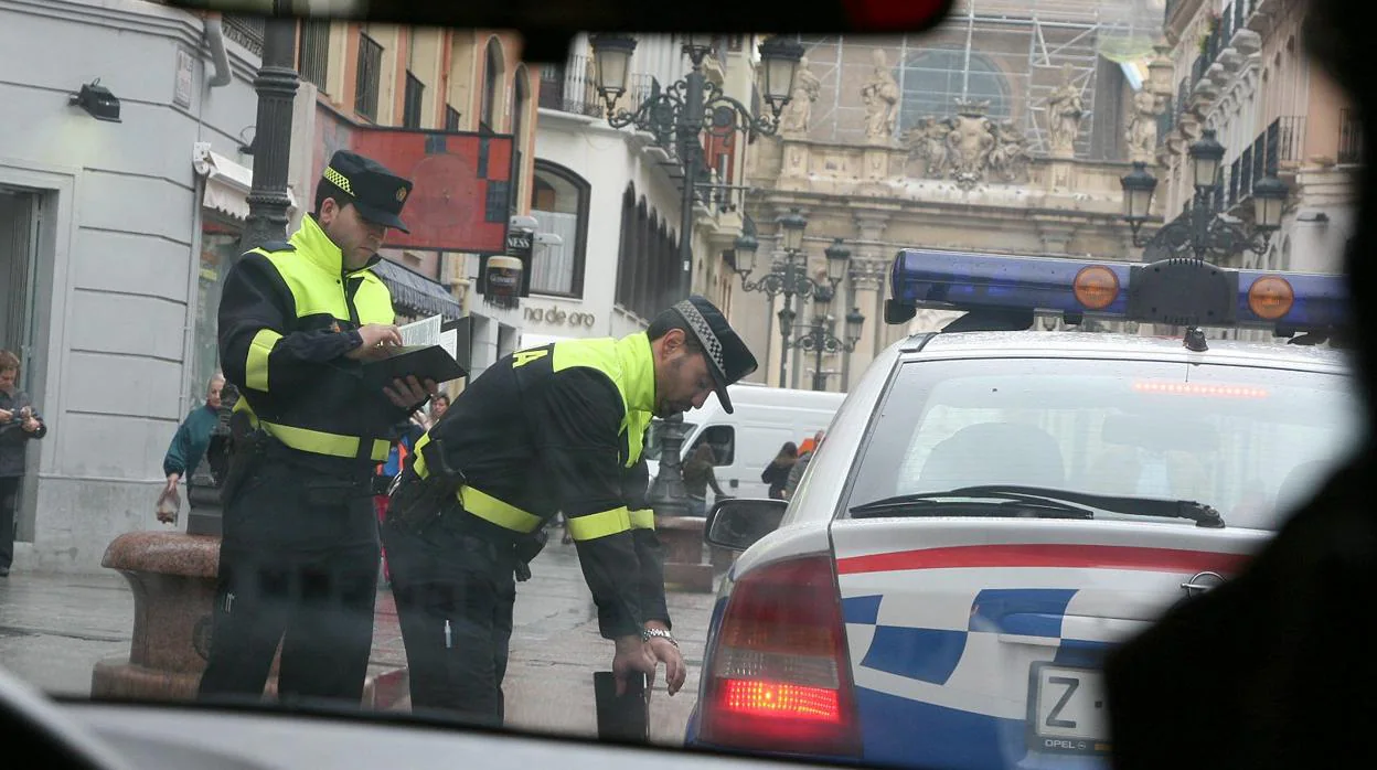 El hombre fue ayudado por una patrulla de la Policía Local, que arrestó a la mujer que lo tenía atrapado entre sus brazos en la calle. En la imagen, fotografía de archivo de una patrulla de la Policía Local de Zaragoza