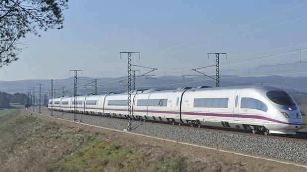 El sabotaje de la vía del AVE en Gerona con un coche quemado causa retrasos en varios trenes