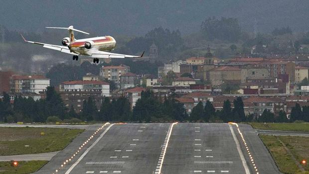 Sancionan a un hombre por deslumbrar con un puntero láser a aviones a su paso por Miranda de Ebro