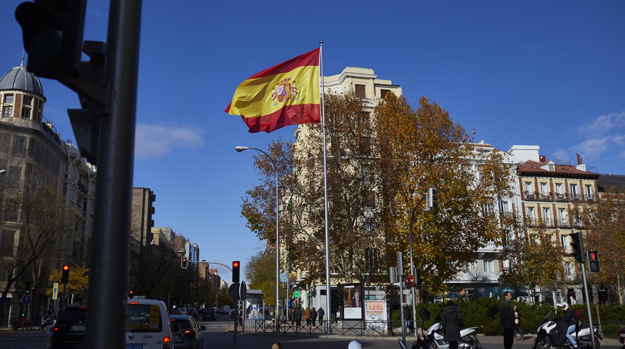 La bandera de España, con un mástil de 18 metros, en la plaza de Chamberí