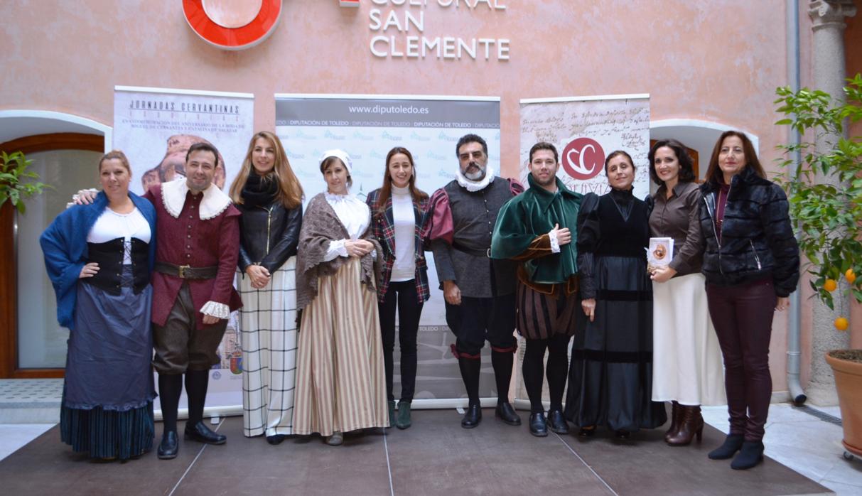 Alicia Martín (centro), junto al grupo de actores y la alcaldesa de Esquivias, Almudena González