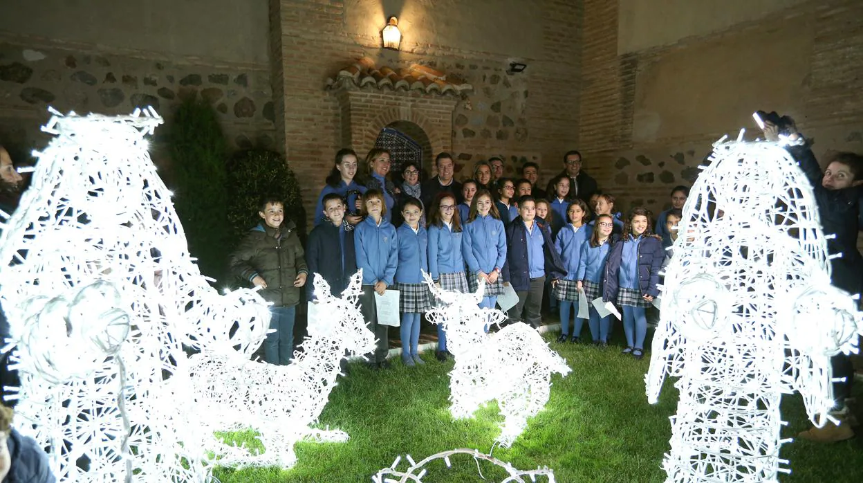Los alumnos del colegio Tavera han cantadovillancicos en la inauguración de este belén luminoso