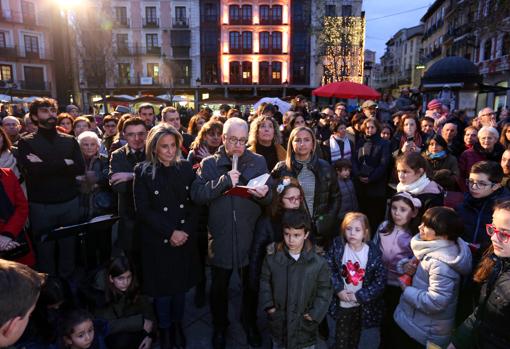 La alcaldesa con el canónigo José Antonio Martínez durante la inauguración