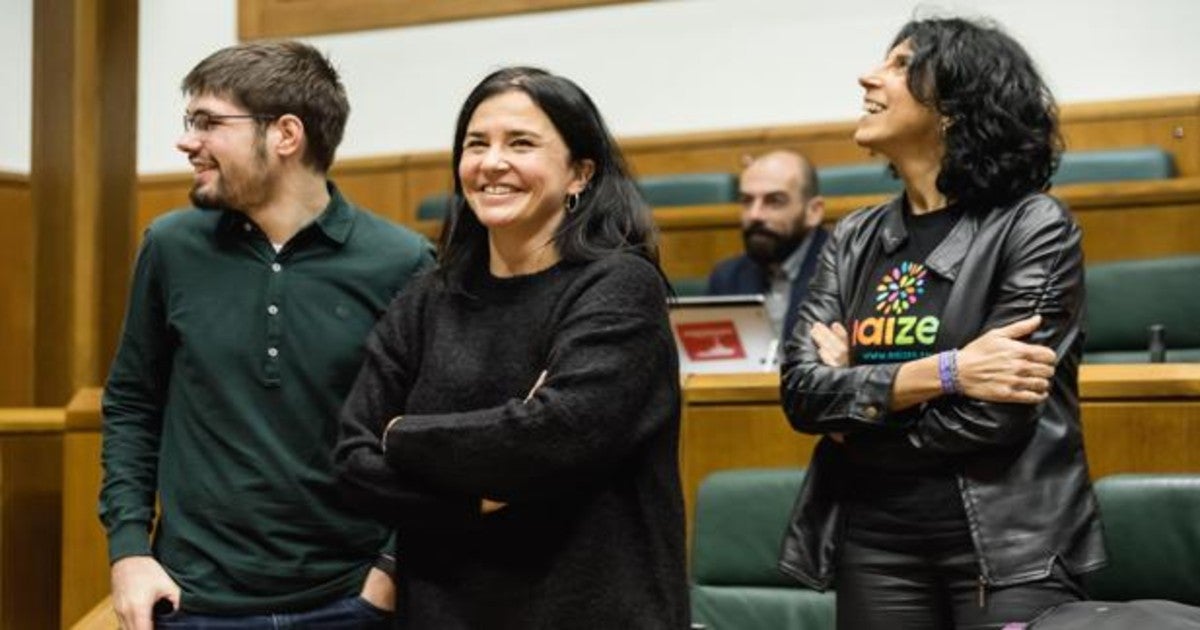 Los parlamentarios de Elkarrekin Podemos Lander Martínez, Cristina Makazaga y Eukene Arana