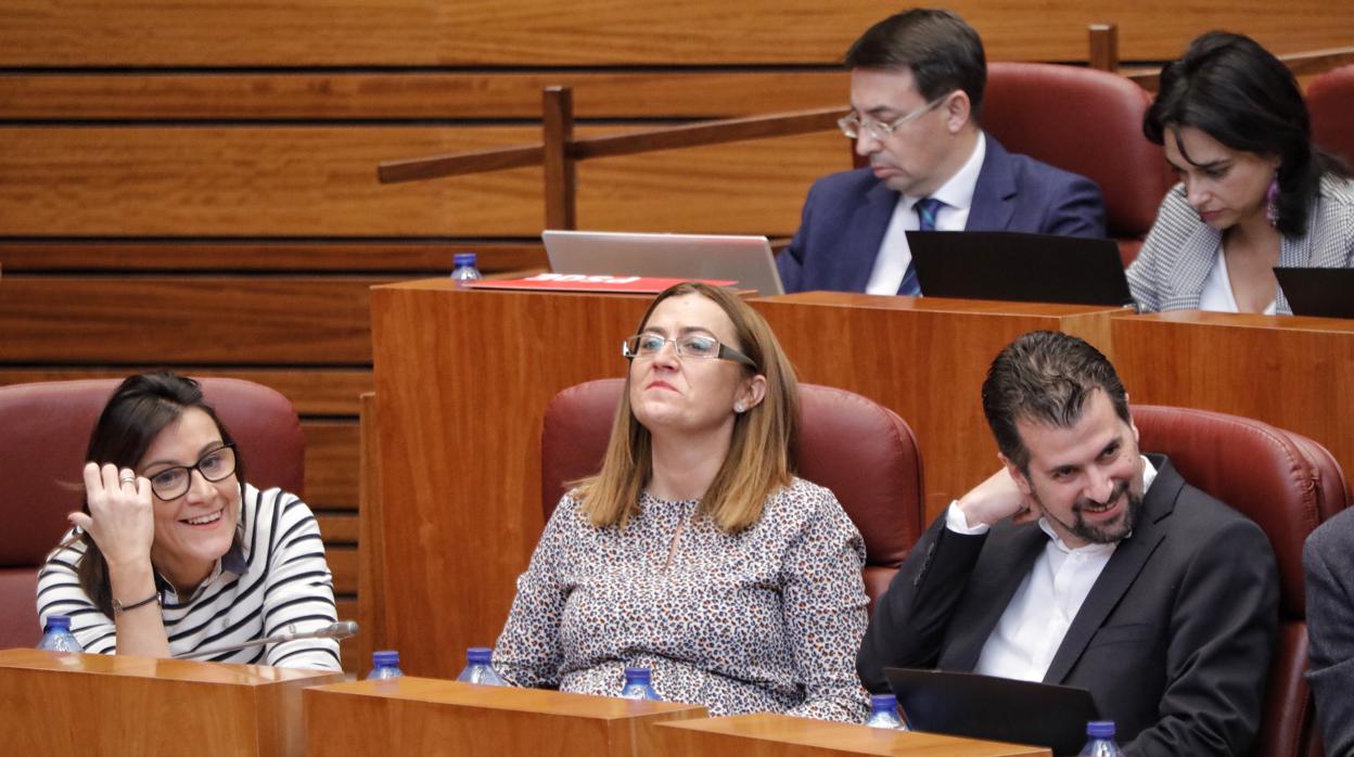 LOs socialista Ana Sánchez, Virginia Barcones y Luis Tudanca, durante el pleno de las Cortes