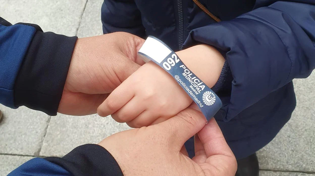 Protección Civil de Móstoles repartirá pulseras identificativas para los  niños y niñas durante las fiestas