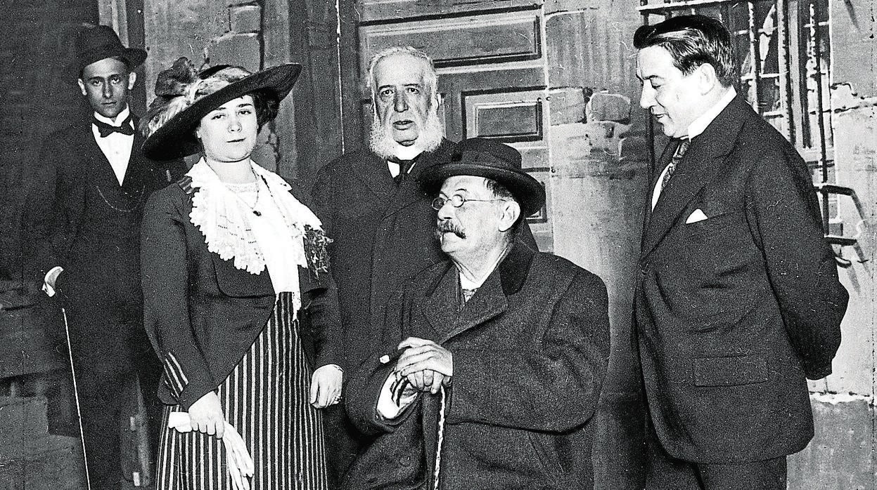 Galdós, sobre el escenario del Teatro Español, con Matilde Moreno, Francisco Fuentes y Tomas Luceño, en 1912