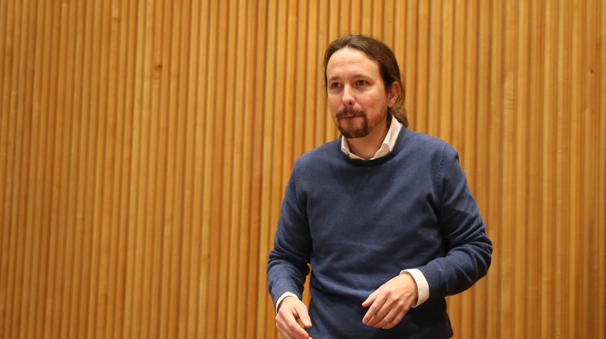 El secretario general de Podemos, Pablo Iglesias, esquivó a la prensa ayer en el Congreso