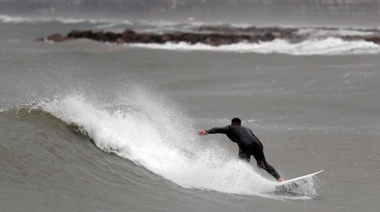 Un surfista aprovechando el viento esta semana durante el temporal