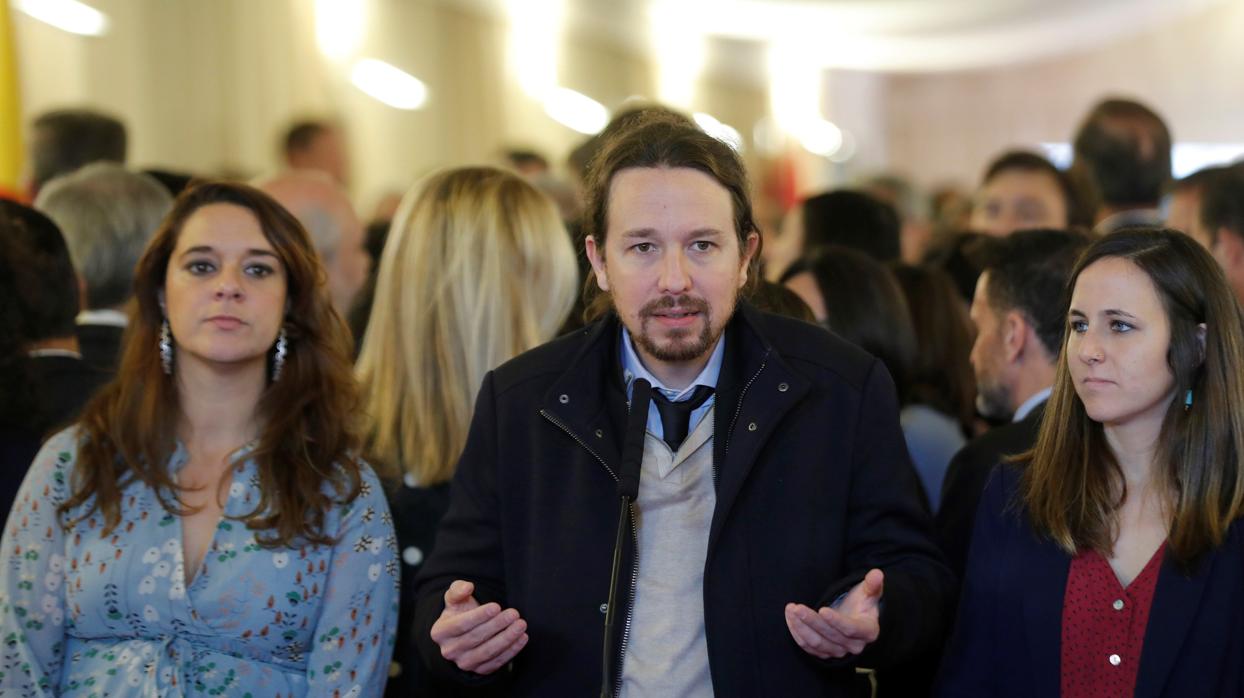 El líder de Unidas Podemos, Pablo Iglesias (c), junto a las diputadas Noelia Vera (i) y Ione Belarra (d), hace declaraciones a los medios