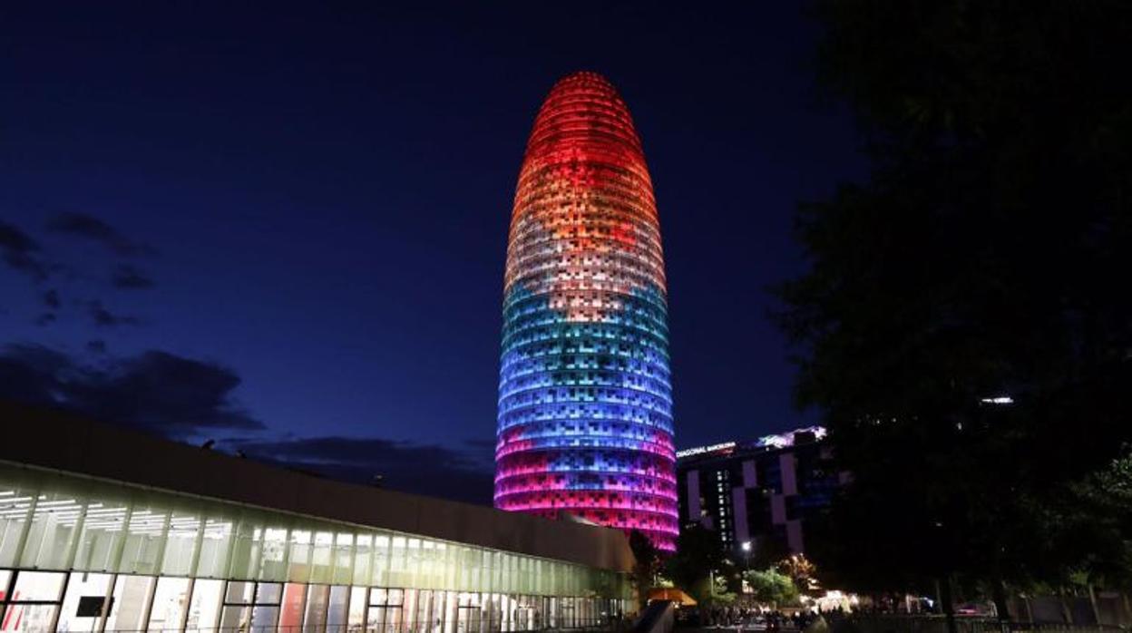 La torre Agbar de Barcelona, con la bandera de la comunidad LGTBI