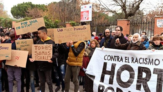 Un millar de personas se concentra en apoyo de los menas al grito de «Hortaleza antifascista»