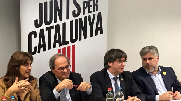 Puigdemont reclama su cuota de protagonismo en las negociaciones ERC-PSOE