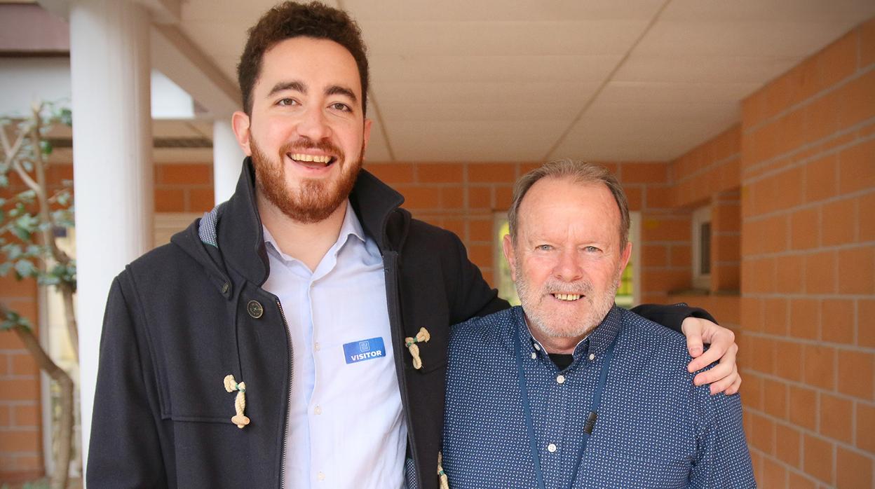 Miguel Ángel Gómez con uno de sus profesores de Caxton College en Puçol