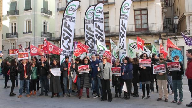 Podemos se desmarca de sus socios y frena junto a la derecha reincorporar interinos en la Policía Local