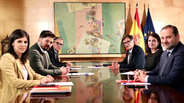 ERC y PSOE avanzan el inicio de su reunión en Barcelona, pero lo esconden a la prensa