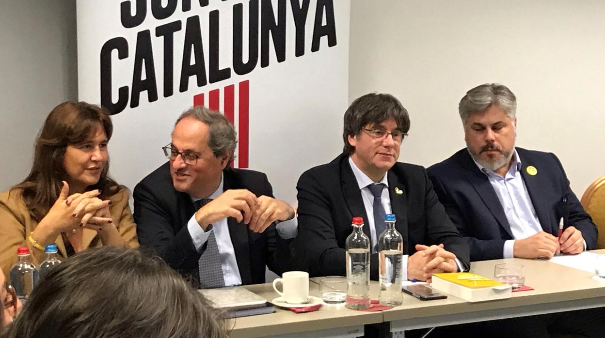 Puigdemont, junto a otros líderes de JxCat en rueda de prensa ayer en Bruselas