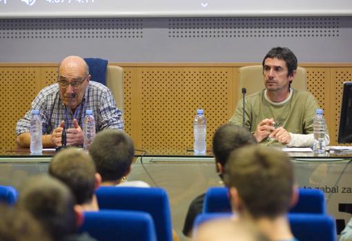 El expreso de ETA José Ramón López de Abetxuko (izquierda) y el abogado de la izquierda abertzale Txema Matanzas, durante la charla que han ofrecido este martes en el aulario de la Universidad del País Vasco