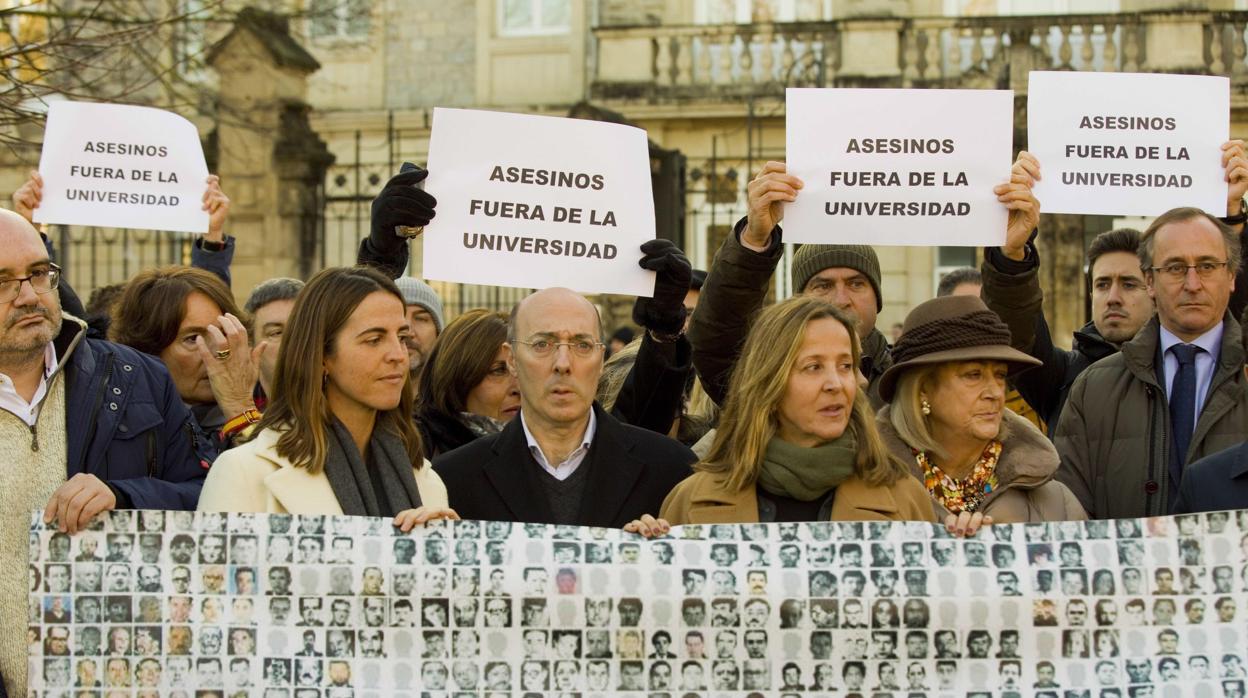 Dirigentes del PP del País Vasco se manifiestan este martes ante el aulario de la Universidad del País Vasco en Vitoria, durante la charla ofrecida por el expreso de ETA José Ramón López de Abetxuko