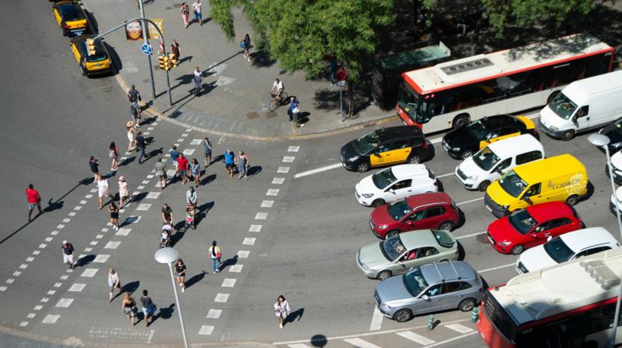 Vehículos, circulando por el centro de Barcelona hace unos meses