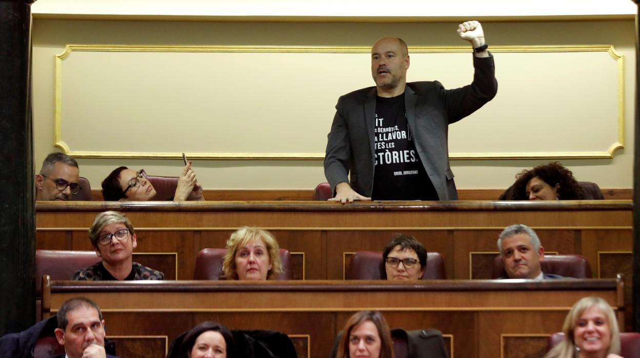 El diputado de ERC Jordi Salvador i Duch protesta durante las votaciones a la Mesa del Congreso en la constitución de la XIV legislatura