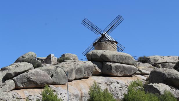 Así luce el recién restaurado molino de viento «Lirio»