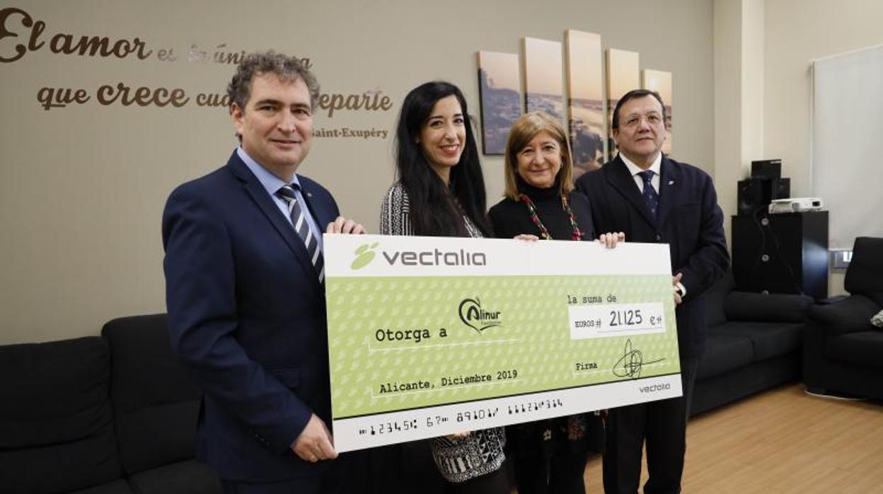 Los representantes de la Fundación Alinur y Vectalia con el cheque por el importe de los donativos