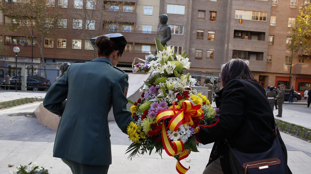 Una guardia civil y una víctima del terrorismo depositan un ramo de flores en el lugar que ocupó la casa-cuartel de la Guardia Civil que ETA redujo a escombros el 11 de diciembre de 1987