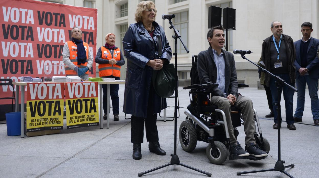 Manuela Carmena y Pablo Soto en la presentación de los presupuestos de 2017