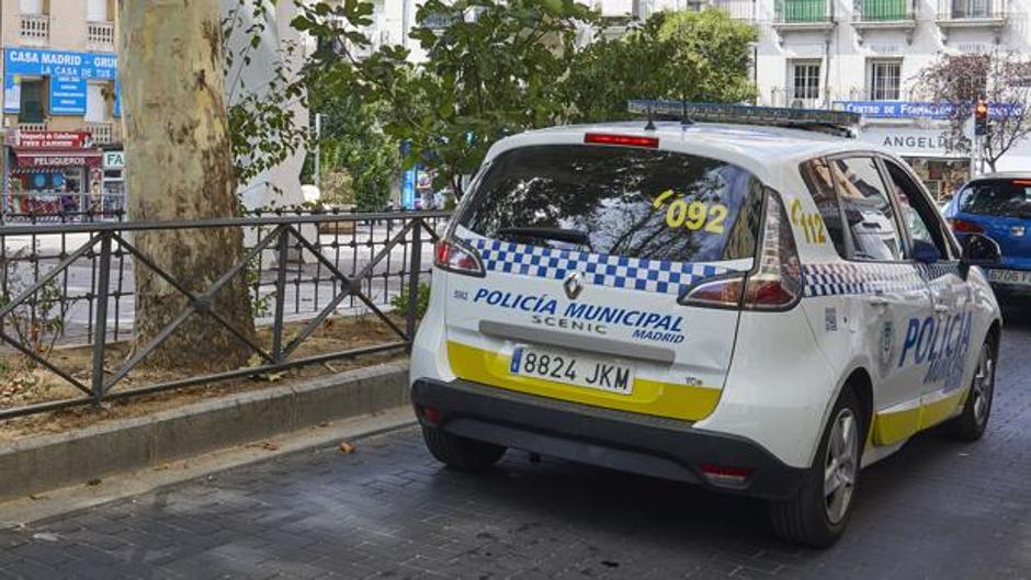 Una discusión pudo motivar el atropello de un conductor de VTC a un motorista en el Paseo del Prado