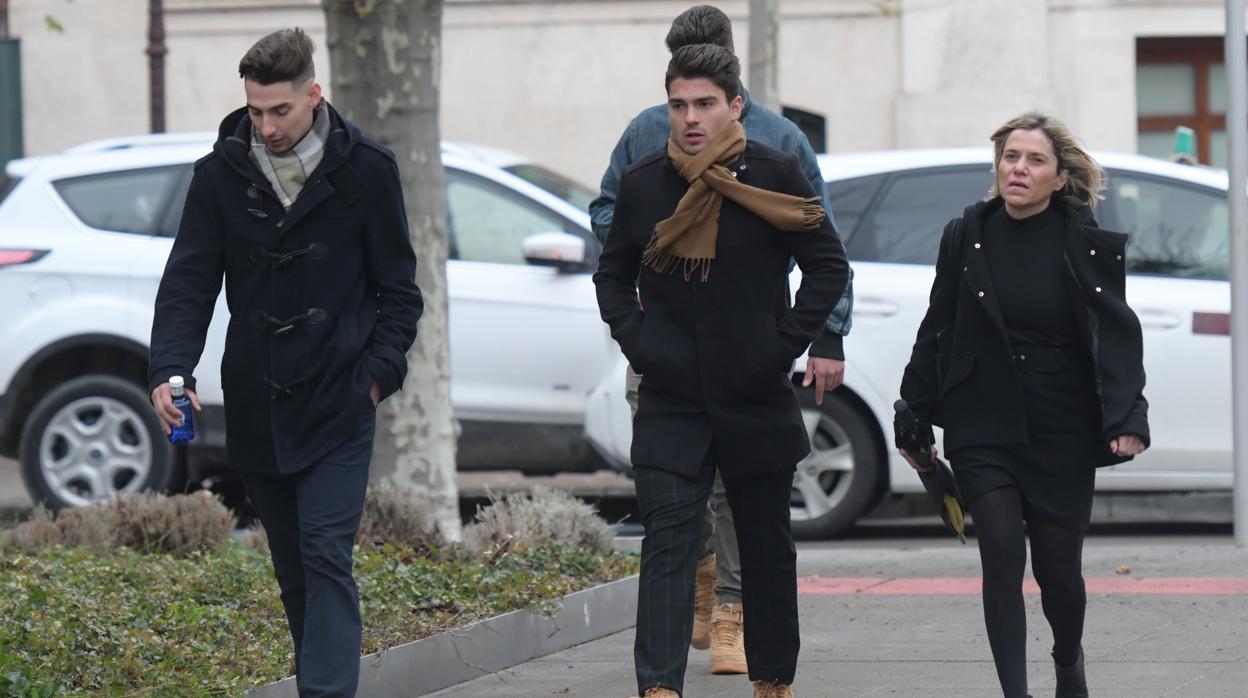 Los tres acusados, Raúl Calvo (2D), Víctor Rodríguez (I), y Carlos Cuadrado (2I), acompañados por los abogados de los dos primeros, a su llegada al juzgado