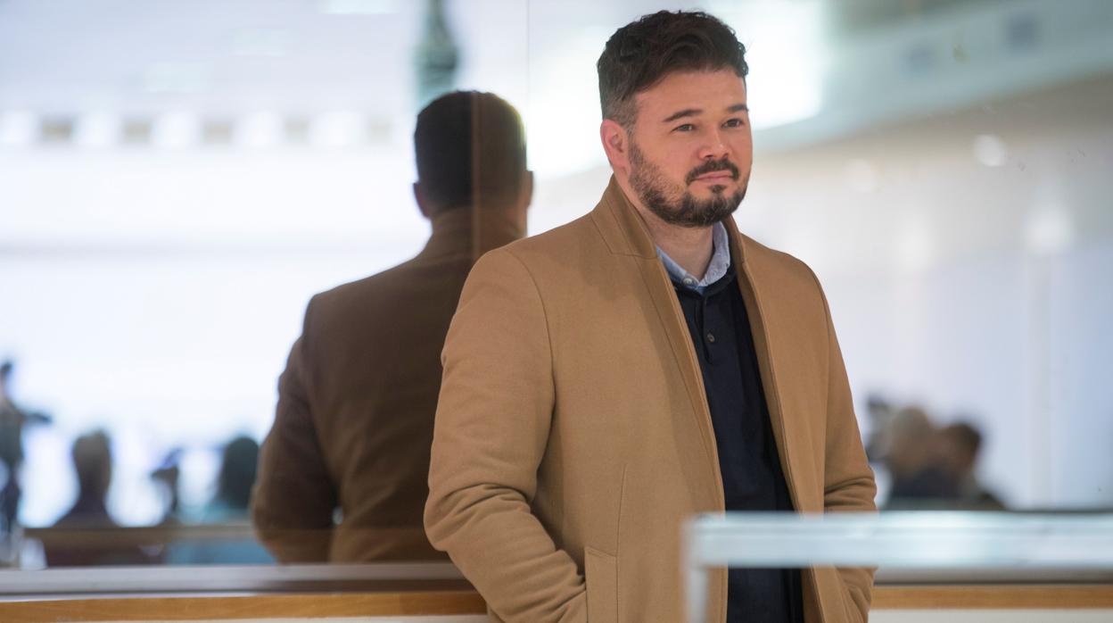 El portavoz de ERC en el Congreso, Gabriel Rufián, durante una rueda de prensa de la portavoz del partido, Marta Vilalta