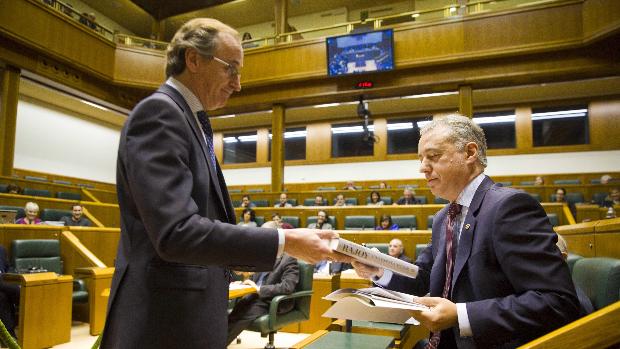 Alonso regala a Urkullu el libro de Rajoy: «Habla de lealtad»