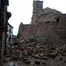 El muro que se ha venido abajo contenía la ladera del alto sobre el que se asienta la iglesia de la localidad