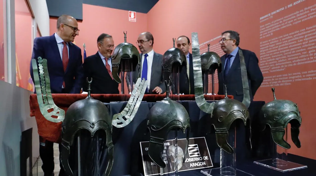 Los cascos celtíberos, durante su presentación en el Museo de Zaragoza