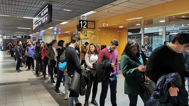 Colas de hasta una hora en la última jornada de huelga de 24 horas de la EMT