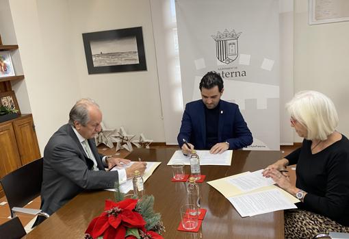 Imagen de la firma del convenio en el Ayuntamiento de Valencia