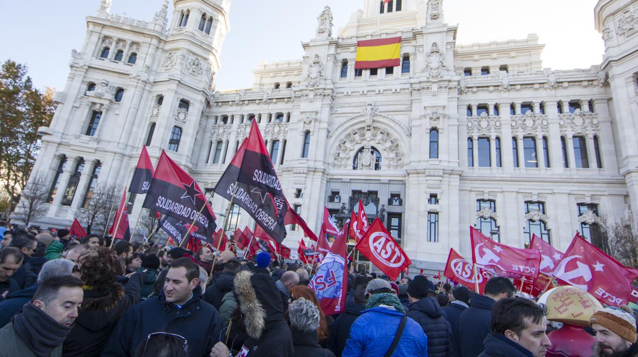 Trabajadores de la EMT se manifiestan, hace diez días, frente al Ayuntamiento de Madrid