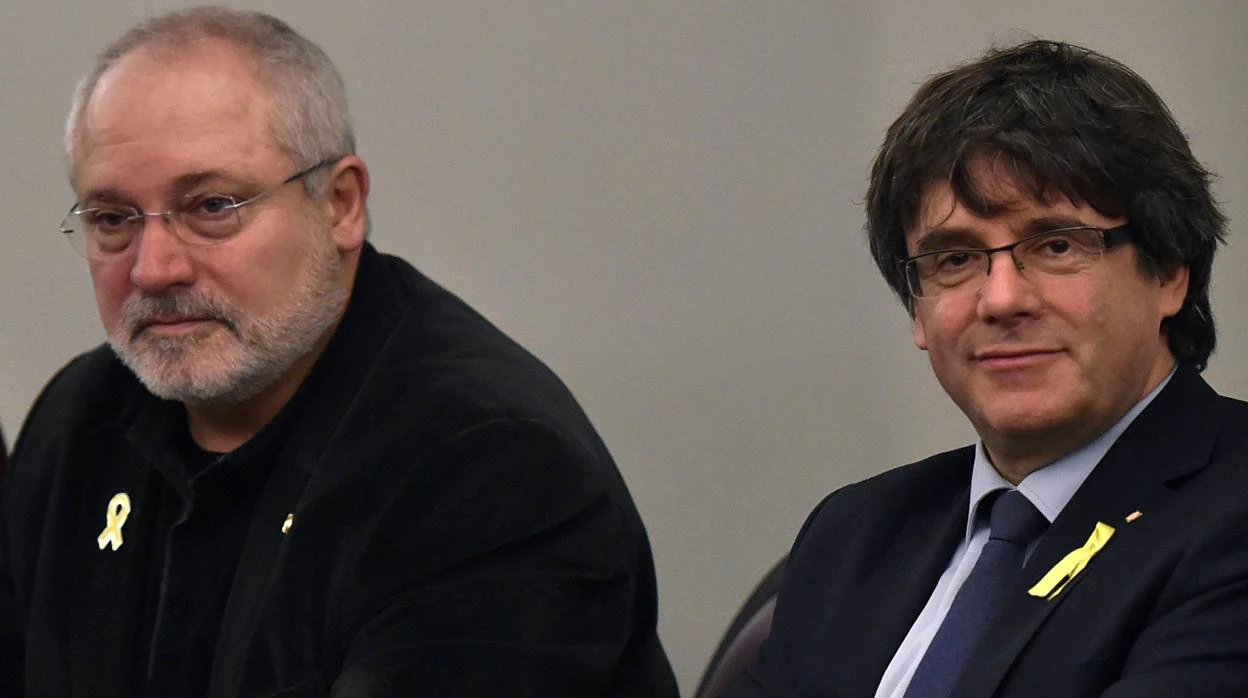 Lluis Puig (derecha) junto al expresidente Puigdemont. Ambos están huidos de España