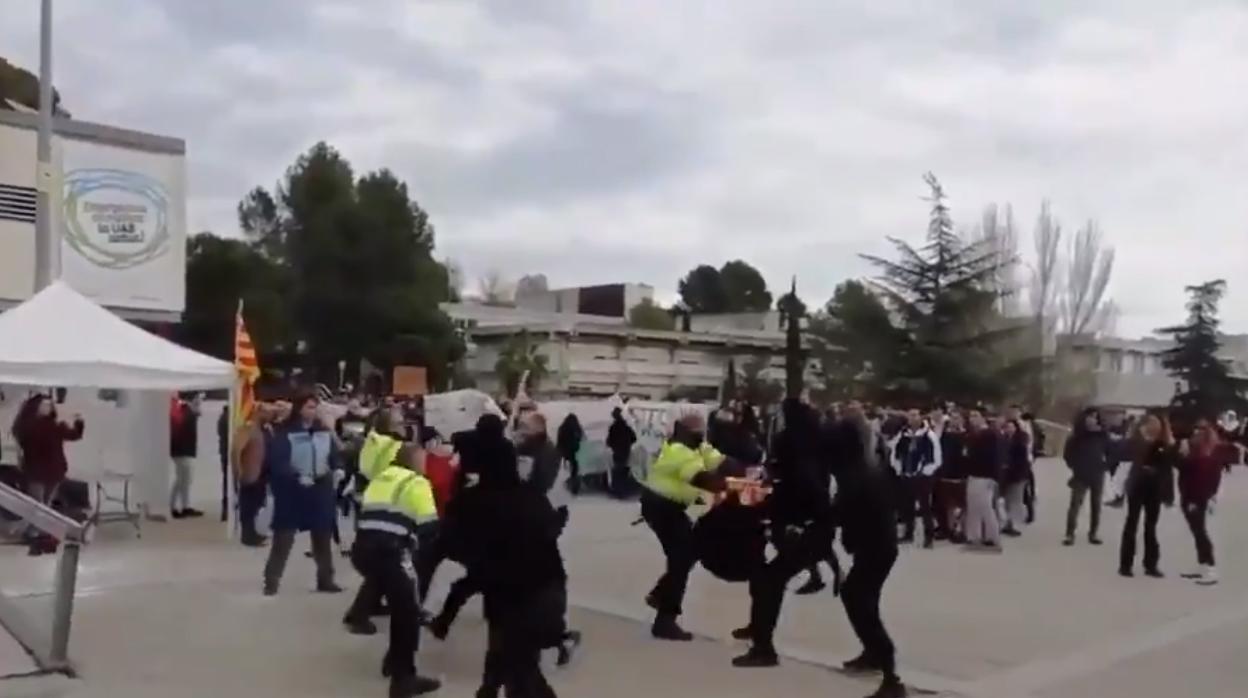 Vigilantes de seguridad intentan, el miércoles, frenar a los violentos