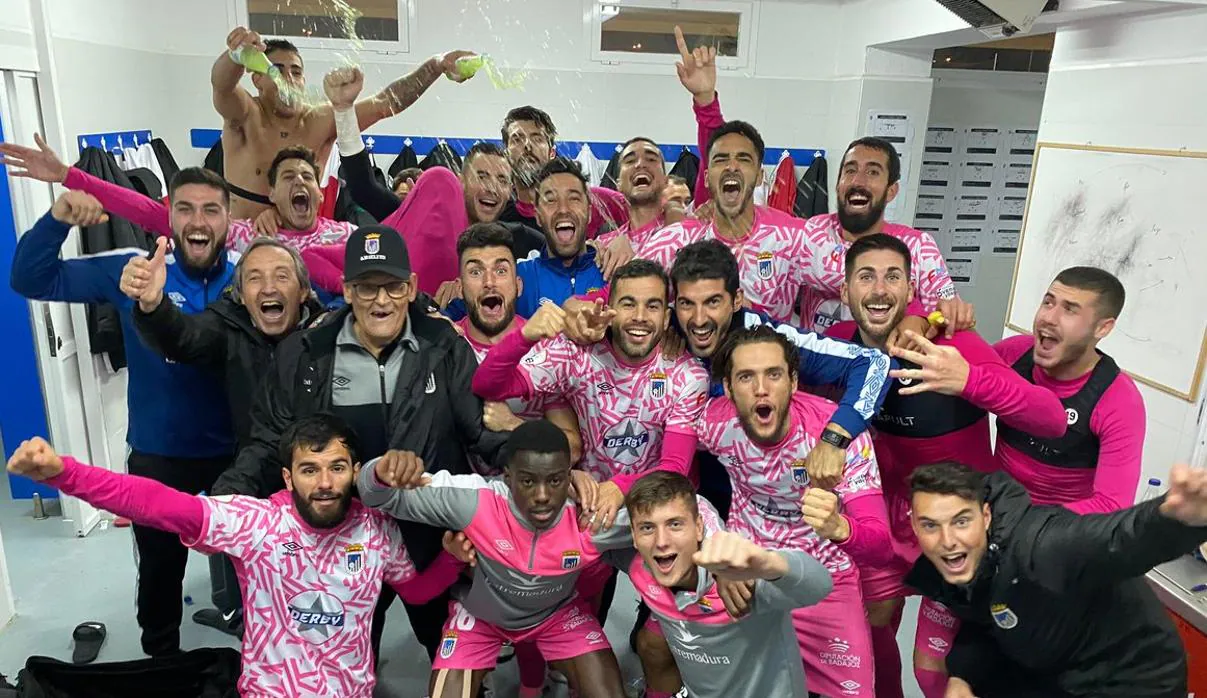 Los jugadores del CD Badajoz, que vistió de rosa, celebran la victoria en el campo del Villarubia
