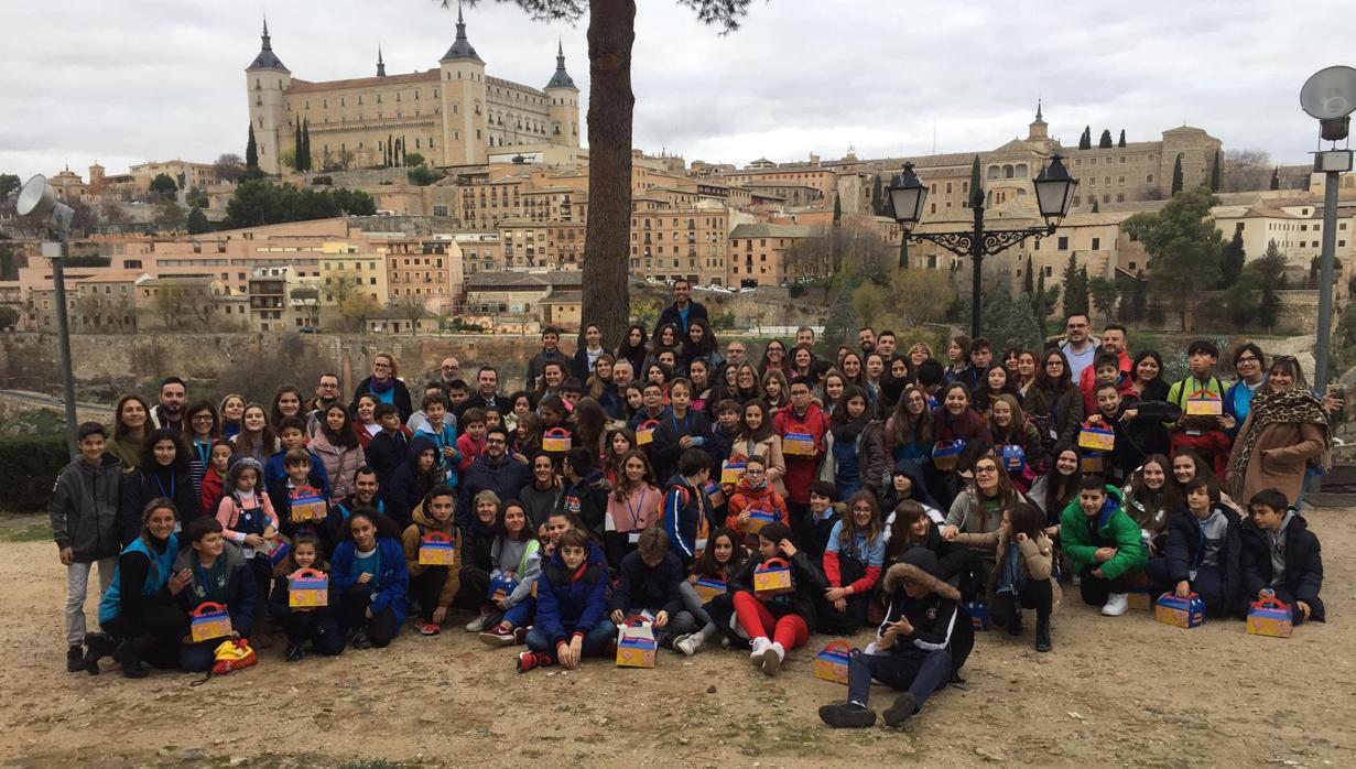 Foto de grupo de los participantes en el I encuentro de consejos de participación infantil de Castilla-La Mancha